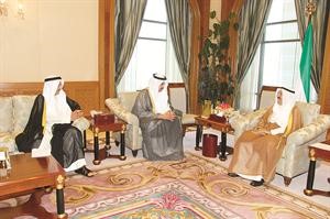 صاحب السمو الامير الشيخ صباح الاحمد خلال لقائه الشيخ مبارك العبدالله وعيسى العيسى﻿