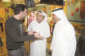 المنتج الفنان محمد العجيمي في نقاش مع المخرج حمد البدري بحضور الانباء﻿