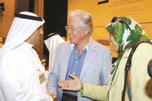 حوار جانبي بين النجم حسين فهمي والزميلين مفرح الشمري وهناء السيد﻿