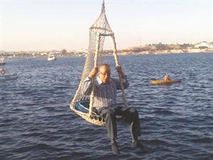 رئيس الوفد الزميل يوسف العميري مستمتعا باحدى الالعاب البحرية﻿