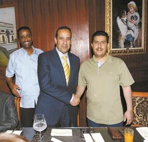 الزميل عبدالهادي العجمي مع محافظ سيناء عبدالفضيل شوشة ويبدو فلاح العامر﻿