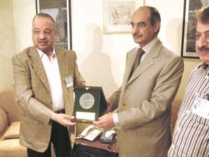 يوسف العميري مكرما السفير د رشيد الحمد بعد لقائه باعضاء الوفد﻿