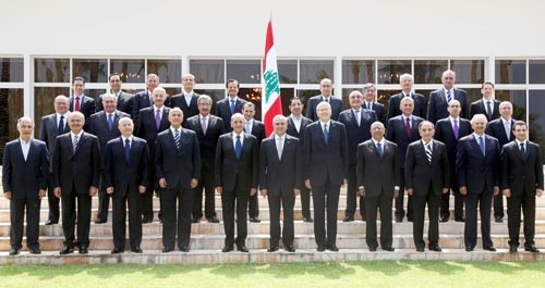 الرؤساء الثلاثة في صورة تذكارية مع اعضاء الحكومة الجديدة على ادراج قصر بعبدا امس محمود الطويل