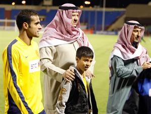 الامير فيصل بن تركي وبدر المطوع بعد احدى المباريات﻿