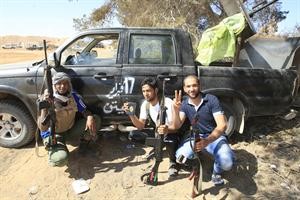 ثوار ليبيون يلتقطون صورة بعد مواجهات مع قوات القذافي في الدفينة امس اپ