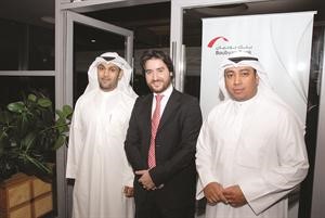 عبدالله مؤذن متوسطا فريق البنك خلال الاحتفال﻿