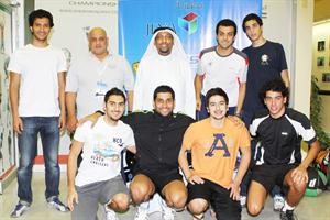 مدير البطولة علي الرندي مع عدد من لاعبي البطولة﻿