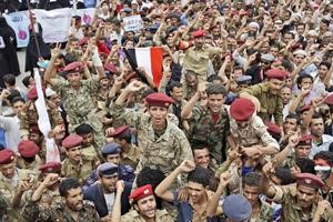 المتظاهرون يرفعون جنودا من الجيش اليمني انشقوا وانضموا للمطالبين بتنحي علي عبدالله صالح امس اپ