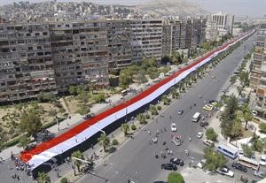 آلاف السوريين يرفعون أكبر علم سوري