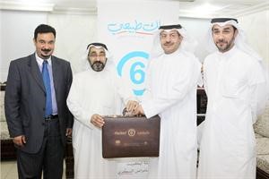 محمد حاتم ودمشعل السعيد خلال زيارتهما لاحدى الديوانيات﻿