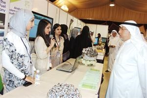 هند المرزوق ودانة الكندري وحصة السنان يشرحون لطاهر الصحاف مشروعهم
