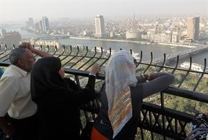عائلة مصرية فوق برج القاهرة تتطلع الى نهر النيل امس بعد رفع حظر التجوال