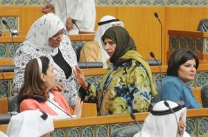 داسيل العوضي ودسلوى الجسار ودمعصومة المبارك ودرولا دشتي خلال الجلسة