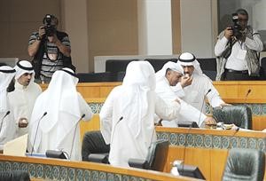 النواب ياكلون الحلوى لعدم رفع الحصانة عن مسلم البراك