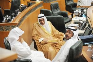 علي الدقباسي واحمد السعدون ومسلم البراك خلال الجلسة