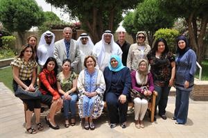 السفيرة الاميركية ديبورا جونز متوسطة مجموعة من الاعلاميين 