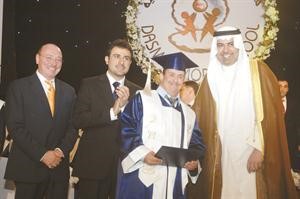 وخريج يتسلم شهادته من الشيخ خالد الفهد﻿