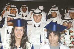 طلال بداح العنزي مع عدد من زملائه الخريجين﻿