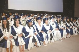 متابعة من الخريجين لفقرات الحفل﻿