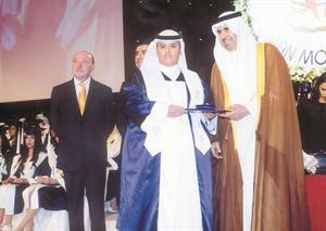 الشيخ خالد الفهد يسلم طلال بداح العنزي شهادته﻿