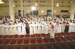 الشيخ عبدالرحمن عبدالخالق يؤم المصلين في مسجد جابر العلي محمد ماهر
