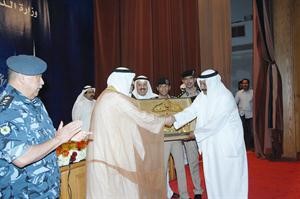 وزير الداخلية يتسلم درعا تذكارية من الفريق يوسف السعودي﻿