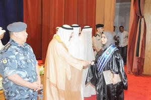 وزير الداخلية يصافح احدى الخريجات ويبدو وكيل وزارة الداخلية بالانابة﻿