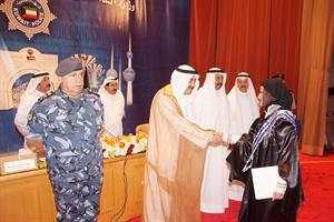 نائب رئيس مجلس الوزراء ووزير الداخلية الشيخ احمد الحمود يبارك لاحدى الخريجات﻿