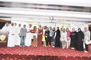 م دلال القناعي تتلقى تكريما من المهندسين والمهندسات المشاركين في المحاضرة ﻿