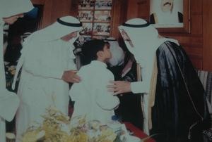 صاحب السمو الامير الشيخ صباح الاحمد يقدم جائزة لاحد الاطفال المكفوفين