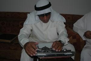 عبدالرحمن السويلم يستخدم الة برايل للطباعة