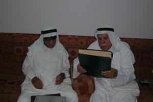 الزميل منصور الهاجري يلقي نظرة على طباعة القران الكريم بطريقة برايل