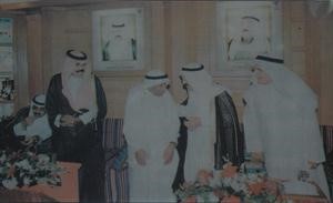 السويلم بين صاحب السمو الامير الشيخ صباح الاحمد وسمو ولي العهد الشيخ نواف الاحمد في احدى المناسبات