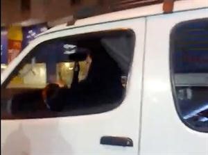 سعودية تقود مايكروباص في جدة