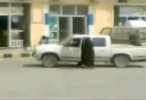 واخرى تستعد لركوب الوانيت في حائل
