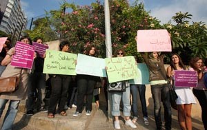 متظاهرات لبنانيات يرفعن لافتات تاييد تضامنا مع حق النساء السعوديات في قيادة السيارة رويترز