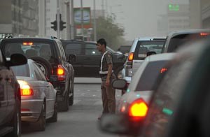 رجل امن سعودي يتابع قادة السيارات على احد الطرق الرئيسة بحثا عن اي مخالفات لحظر قيادة المراة للسيارة