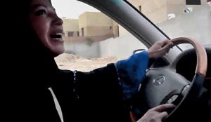 سعودية تحدت المنع وجلست خلف المقود وجابت بسيارتها شوارع منطقتها اپ