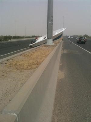 الطراد بعد اصطدامه بعمود الانارة