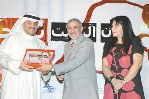دالساير مكرما احد المشاركين﻿