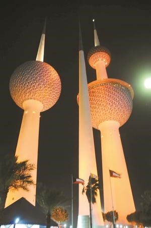ابراج الكويت تزدان باللون الاحمر	انور الكندري