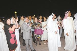 دهلال الساير خلال تسليط الضوء على الابراج بحضور مارغريت الساير ودرنا العبدالرزاق﻿