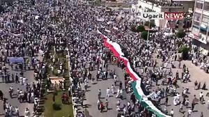 صورة ماخوذة عن الانترنت لمتظاهرين في حماة يرفعون العلمين السوريين القديم والجديد افپ
