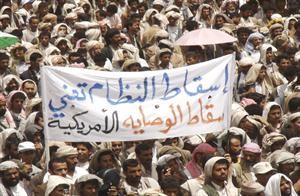 يمنيون خلال تظاهرة مناهضة لعلي عبدالله صالح في صنعاء امس رويترز