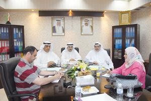 فاضل الصفار يتوسط عبدالرضا السلمان وخالد مندني خلال المؤتمر الصحافي	كرم ذياب﻿