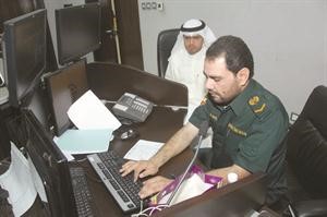عبدالله النفيص رئيس الارشادات الطبية يشرح للزميل عبدالكريم العبدالله طريقة الارشادات
