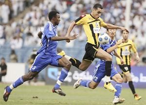 مدافع الهلال اسامة هوساوي مطالب بايقاف مهاجم الاتحاد عبدالملك زياية
