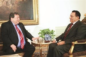 صورة ارشيفية للرئيس السابق حسني مبارك مع بن اليعازر
