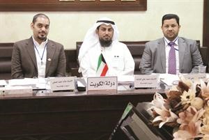 حمد الوتيد وخالد الصفي وعبدالله الشتيان خلال الاجتماع﻿
