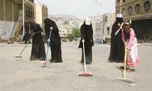 معارضات لحكم الرئيس اليمني علي عبدالله صالح ينظفن الشارع استعدادا لنصب خيام للاعتصام في تعز امس 	رويترز﻿